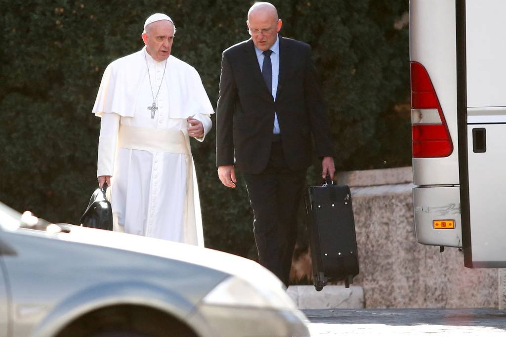 Chefe de segurança do Vaticano renuncia após caso de documentos vazados