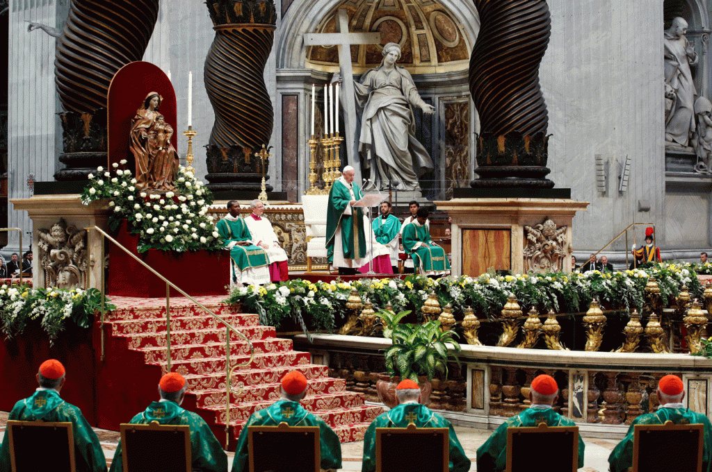 Papa Francisco usa vestes litúrgicas realizadas na Amazônia