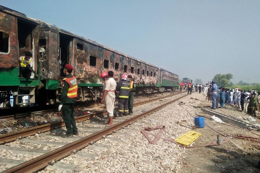 Incêndio em trem no Paquistão deixa mais de 70 mortos