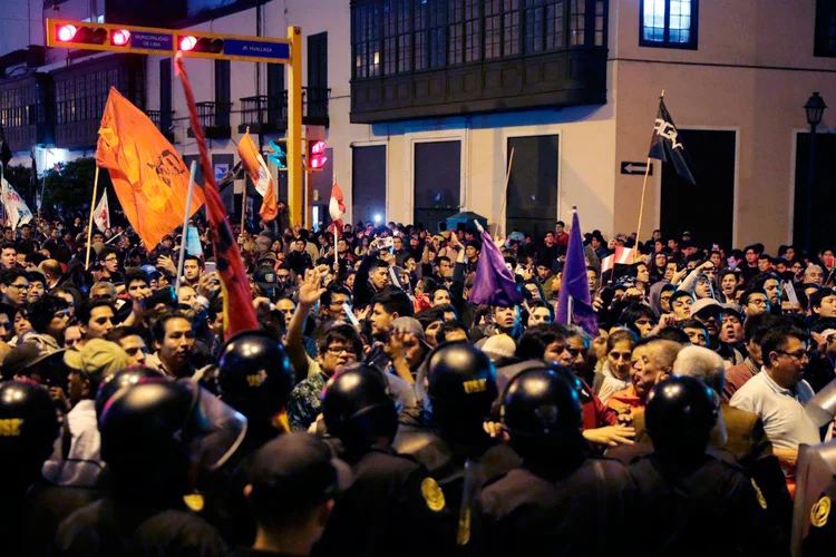 Crise política no Peru: manifestantes apoiadores do presidente tomam as ruas do país após dissolução do Congresso (Guadalupe Pardo/Reuters)