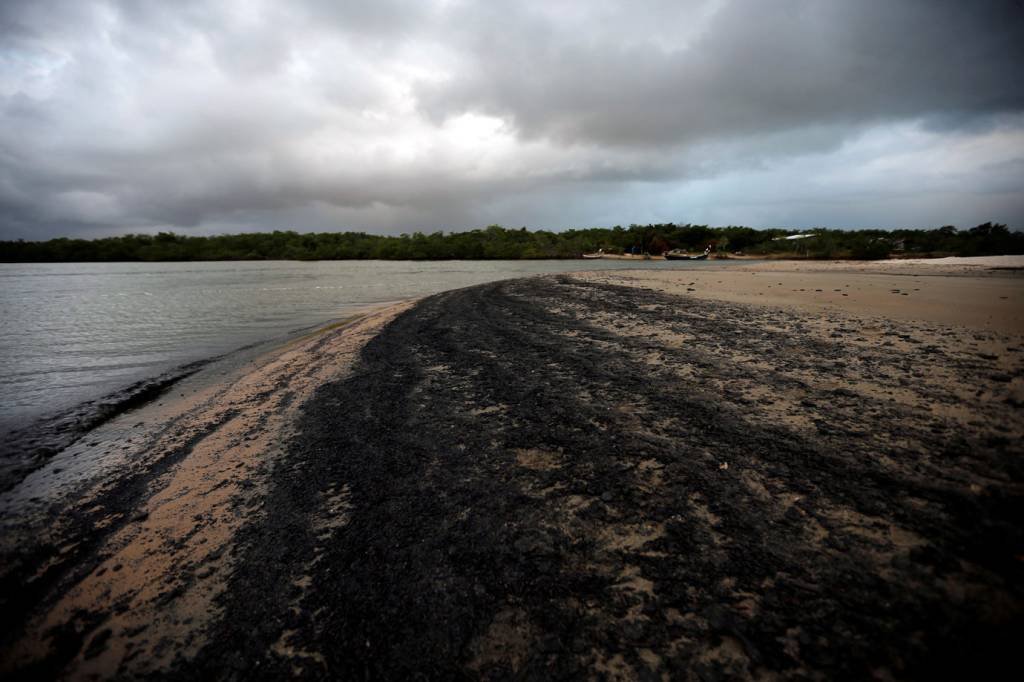 Barreiras instaladas para conter óleo em Sergipe são levadas pelo mar