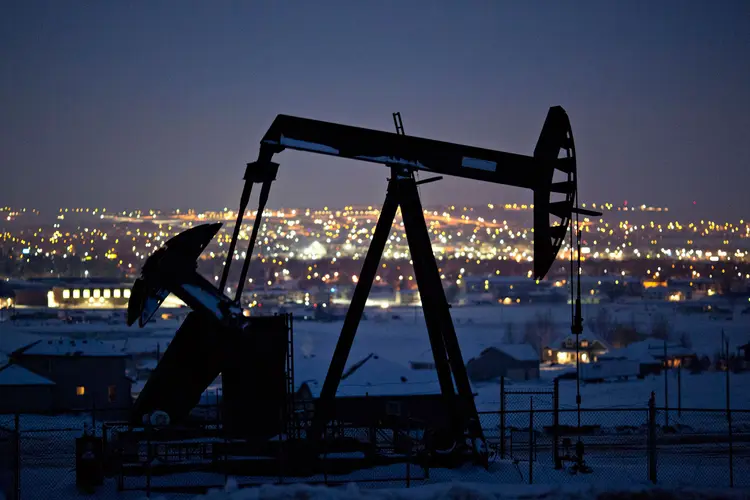 Petróleo: O volume de operações permanecia baixo, pois muitos participantes do mercado estavam ausentes nos feriados de fim de ano (Daniel Acker/Bloomberg)