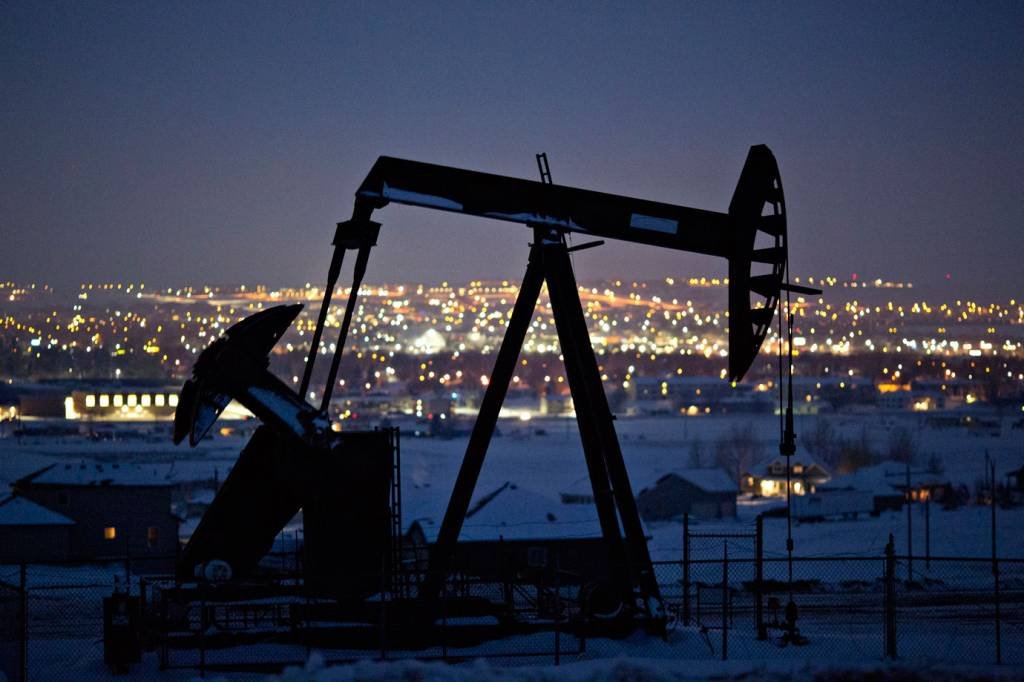 Preços do petróleo caem após plano da Arábia Saudita de ampliar produção