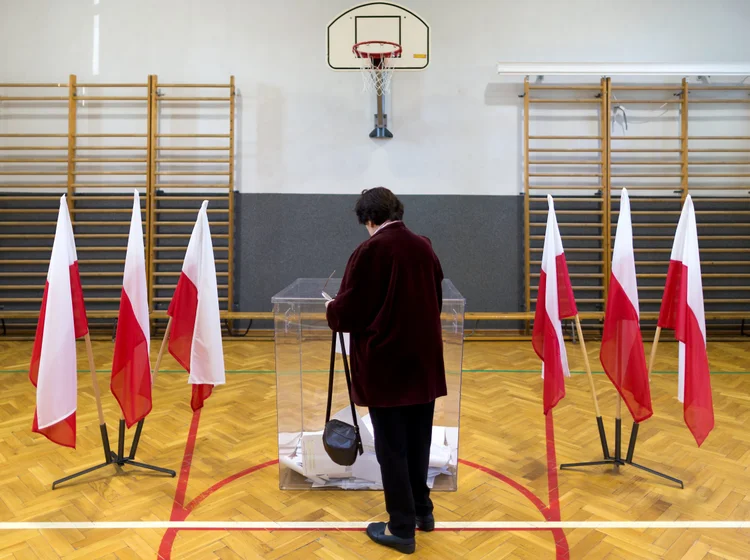 Mulher vota na Polônia: eleições aconteceram durante o domingo 13 (Grzegorz Celejewski/Agencja Gazeta/Reuters)