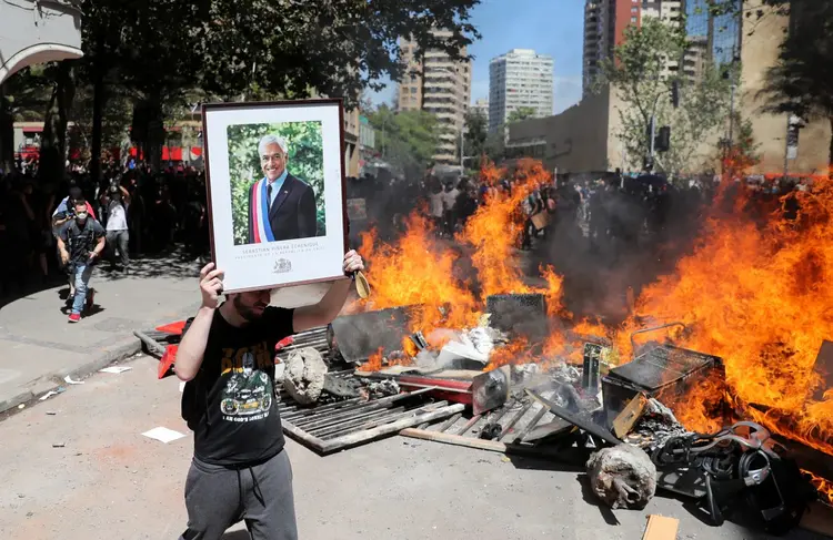 Chile: manifestantes protestam contra as medidas socioeconômicas do governo (Ivan Alvarado/Reuters)