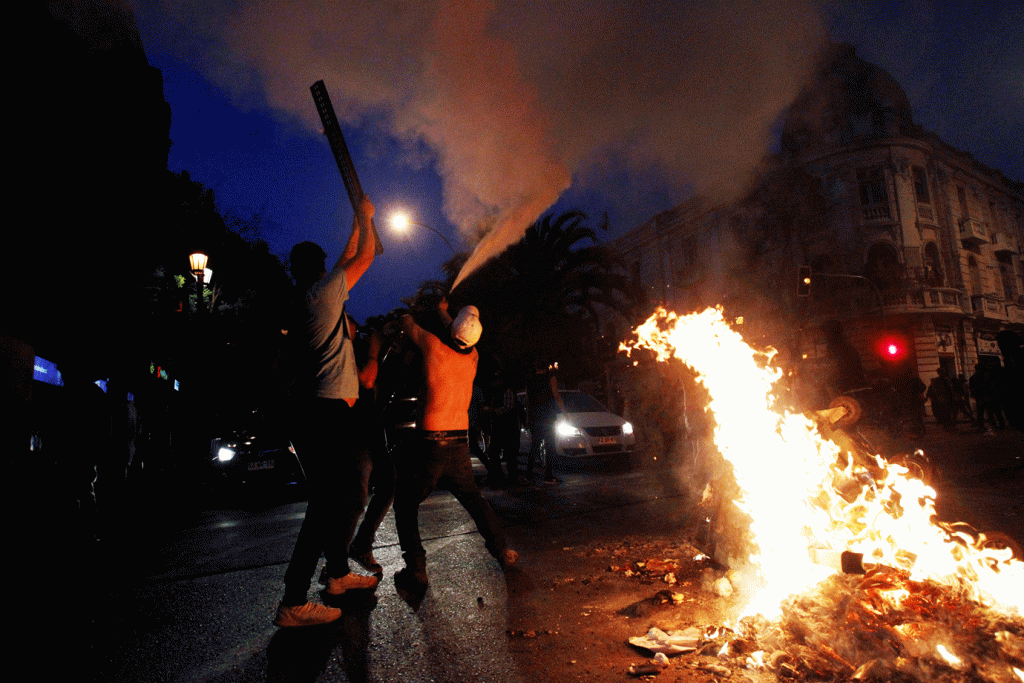 Chile decreta estado de emergência após intensos protestos em Santiago