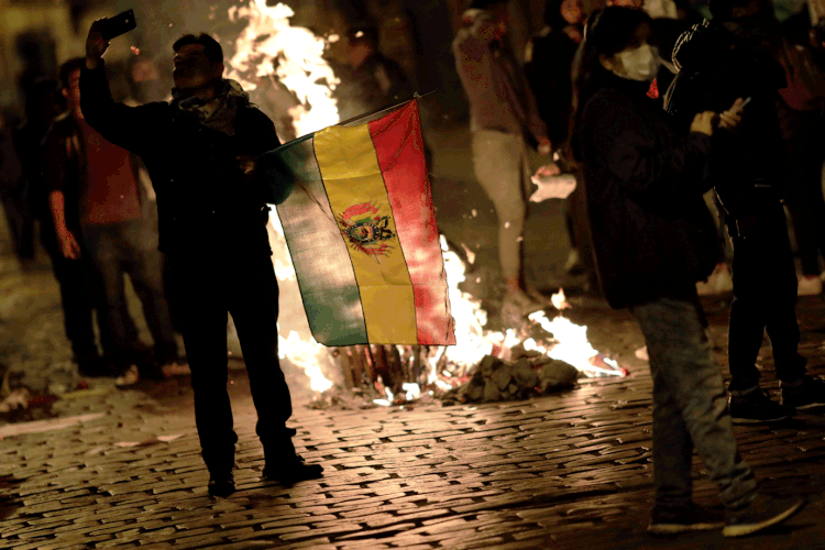 Protestos na Bolívia: protestos começaram em 21 de outubro com a queima de cinco seções do Tribunal Supremo Eleitoral, ao qual os opositores acusam de manipular os resultados (Ueslei Marcelino/Reuters)