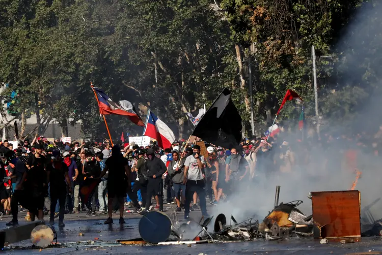 Santiago: cerca de mil pessoas enfrentaram hoje homens do Batalhão de Choque na frente do Palácio presidencial La Moneda (Henry Romero/Reuters)