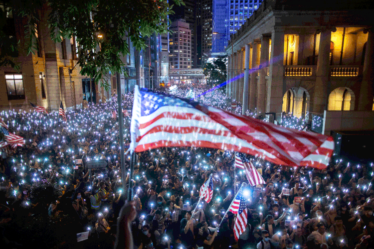 Hong Kong: recentemente manifestantes protestaram a favor das sanções dos EUA (Chan Long Hei/Bloomberg)