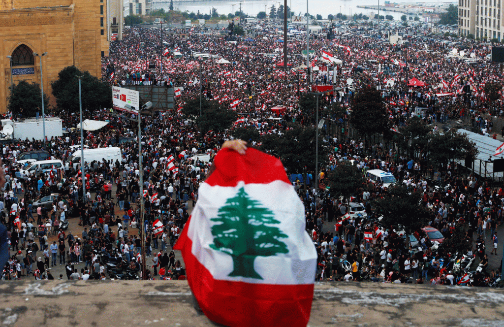 Líbano cede a protestos e anuncia novas medidas econômicas
