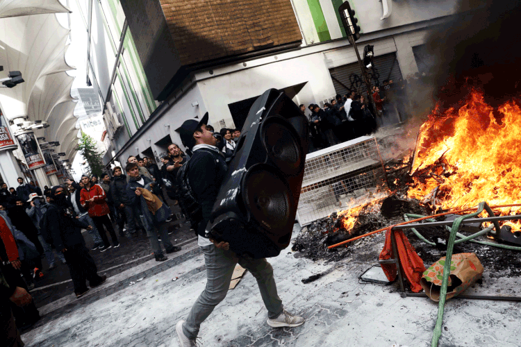 Chile: manifestantes criticam medidas socioeconômicas do governo Piñera (Juan Gonzalez/Reuters)