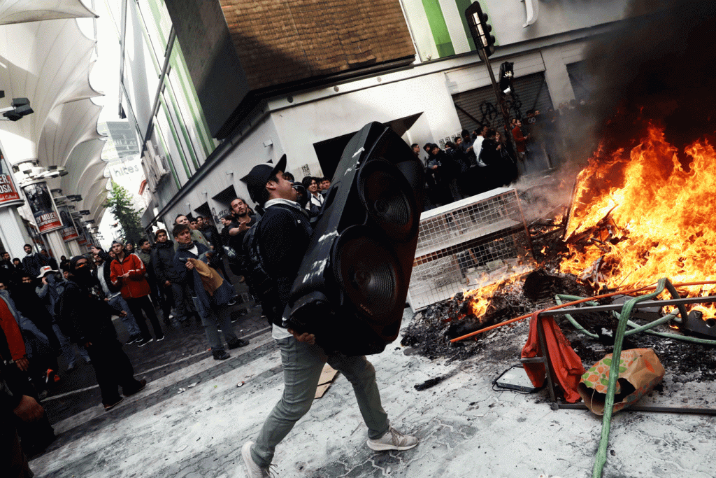 Novos protestos são convocados no Chile apesar de reforma ministerial