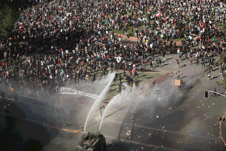 Chile: "Que os milicos vão embora!", repetiram em coro os manifestantes (Ivan Alvarado/Reuters)