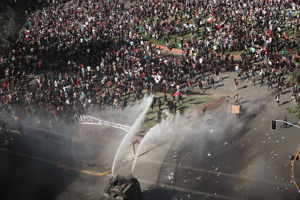 Presidente do Chile propõe "acordo social" em resposta a protestos