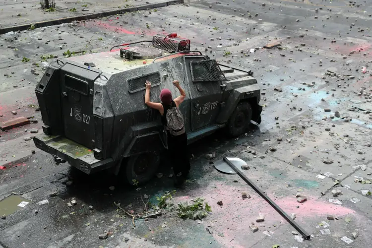 Protestos no Chile: população foi às ruas protestar contra o modelo econômico atual e a favor de reformas estruturais (Ivan Alvarado/Reuters)