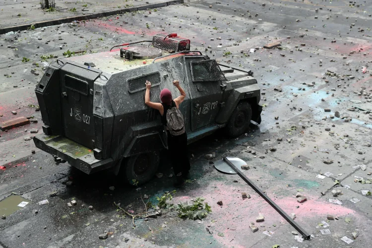 Protestos no Chile: população foi às ruas protestar contra o modelo econômico atual e a favor de reformas estruturais (Ivan Alvarado/Reuters)