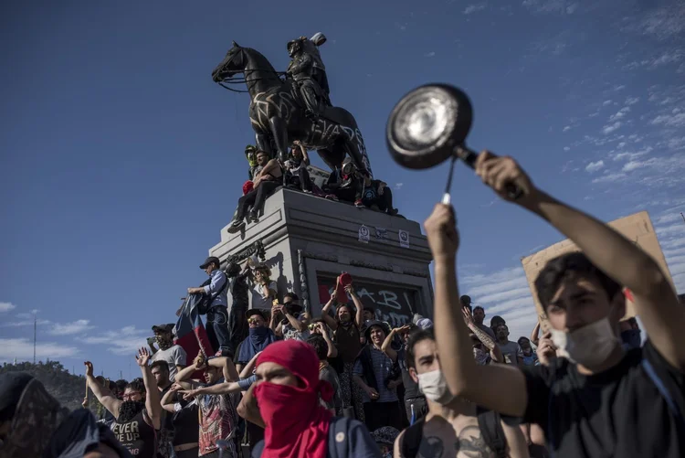 Protestos em Santiago: chilenos foram às ruas desde a semana passada (Cristobal Olivares/Bloomberg)