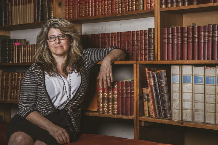 Naomi Wolf, na livraria Strand em Nova York: erro factual acendeu debate sobre papel dos editores (Jeenah Moon/The New York Times)