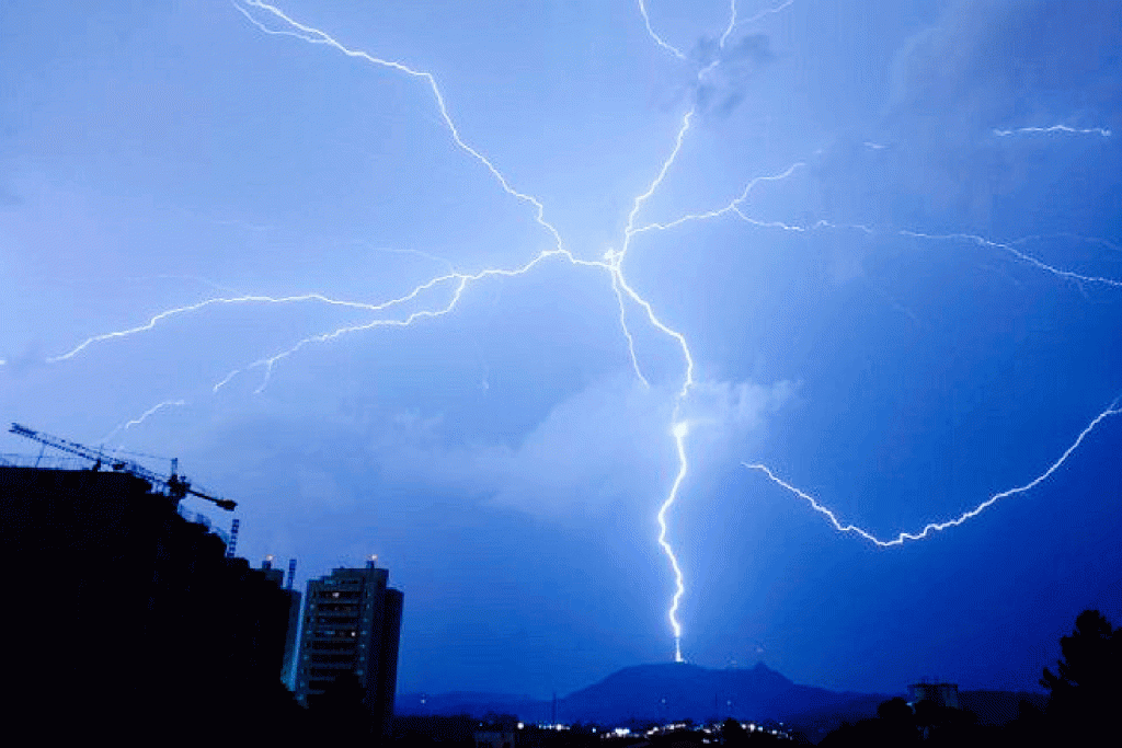 Pesquisa desvenda "raios invertidos" no Brasil, que sobem ao invés de cair