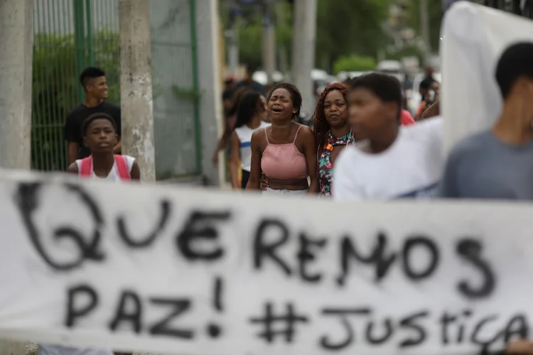 Violência no Rio de Janeiro: familiares de Jenifer Gomes durante seu enterro, em fevereiro deste ano (Ricardo Moraes/Reuters)