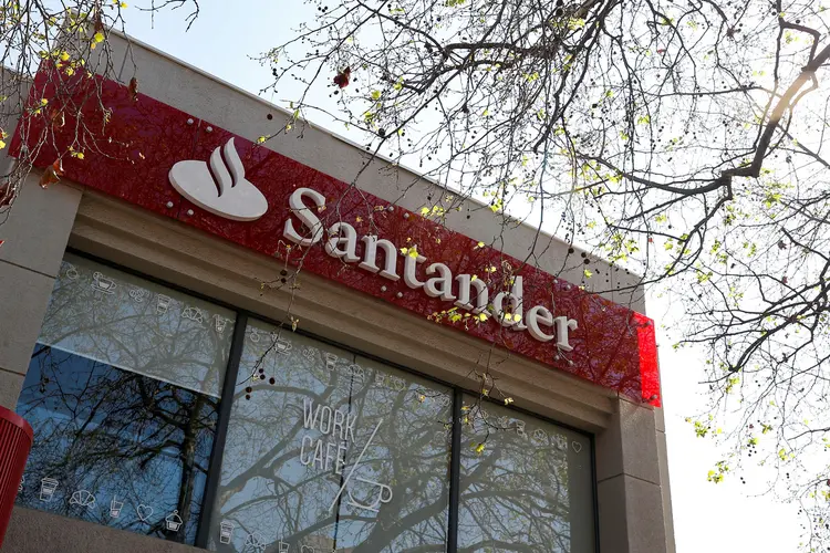 Agência do Santander: haverá escalonamento de acesso ao interior do banco para garantir que os clientes fiquem a pelo menos um metro de distância um do outro (Rodrigo Garrido/Reuters)