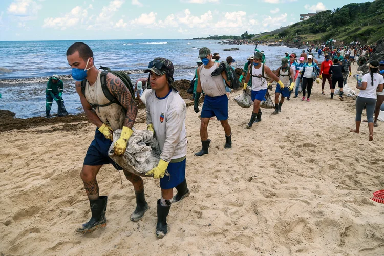 Pernambuco: ninguém sabe quanto petróleo ainda chegará às praias nordestinas (Diego Nigro/Reuters)