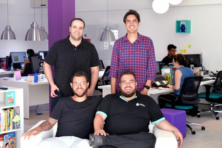 Flávio Aguiar e Felipe Paniago em pé e Diego Moraes e André Campelo sentados, da Dentro da História: mais de 400 mil livros vendidos na projeção de 2019 (Dentro da História/Divulgação)