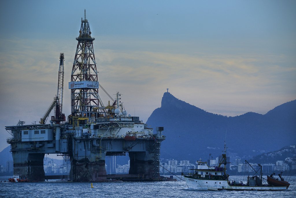 Plataforma da Petrobras na Baía de Guanabara: os ADRs da companhia na Bolsa de Nova York estão em queda livre com a demissão de Roberto Castello Branco (Dado Galdier/Getty Images)