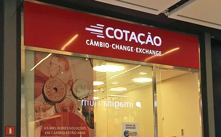 Cédulas de dólares: produto permite operações no valor de até 100 mil dólares e é oferecido somente para pessoas físicas (Cotação/Divulgação)