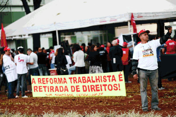 Centrais sindicais: na terça-feira, Rodrigo Maia participou de reunião com representantes das principais entidades sindicais e patronais (Marcelo Camargo/Agência Brasil)