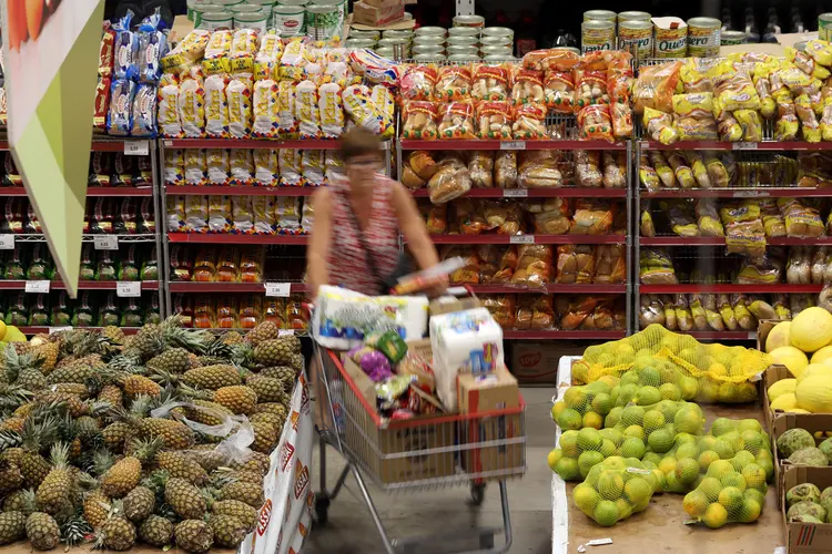 Compras: alimentação puxou preços para cima (Paulo Whitaker/Reuters)