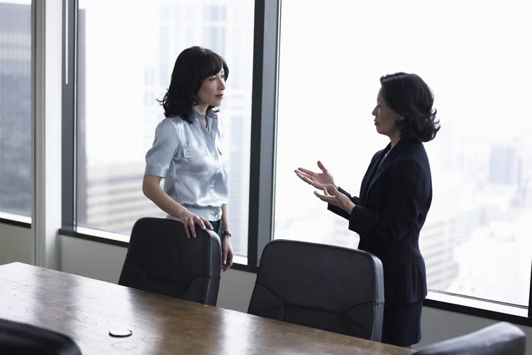 Mansplaining ainda vigora nas organizações (foto/Getty Images)