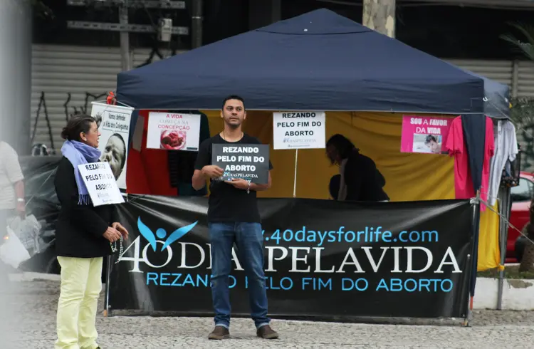 Celene Salomão, à esquerda, junto a outros integrantes do grupo “40 Dias Pela Vida SP”, pedem pelo fim do aborto em frente ao hospital (Bruno Fonseca/Agência Pública)