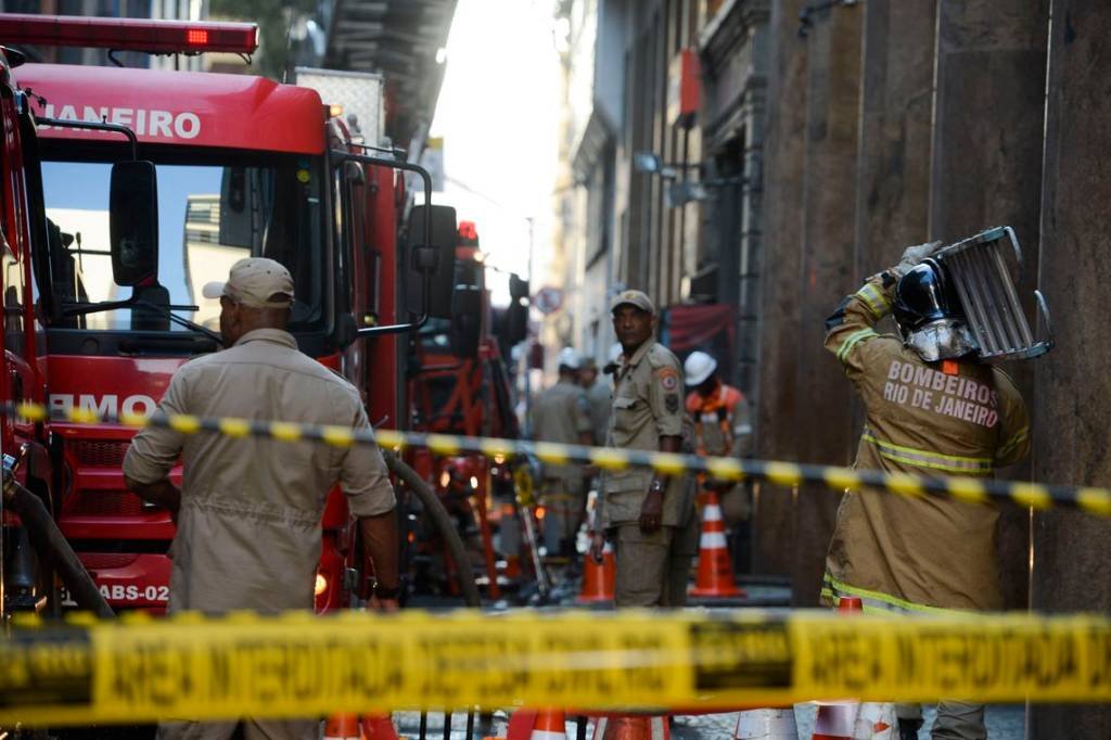 Bombeiros combatem novo incêndio em whiskeria no centro do Rio