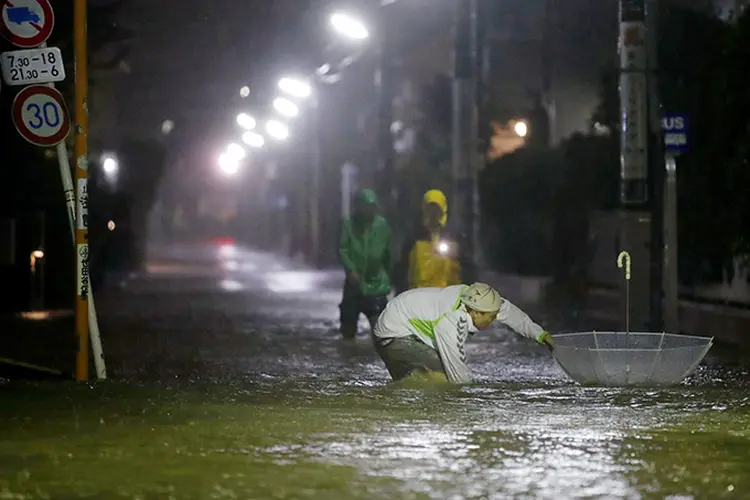Estradas inundadas devido às fortes chuvas causadas pelo tufão Hagibis em Tóquio. (Kyodo/via REUTERS/Reuters)