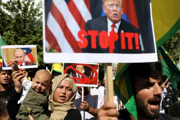 Invasão: curdos que vivem no Chipre protestam contra invasão turca no norte da Síria em frente à embaixada americana (Yiannis Kourtoglou/Reuters)