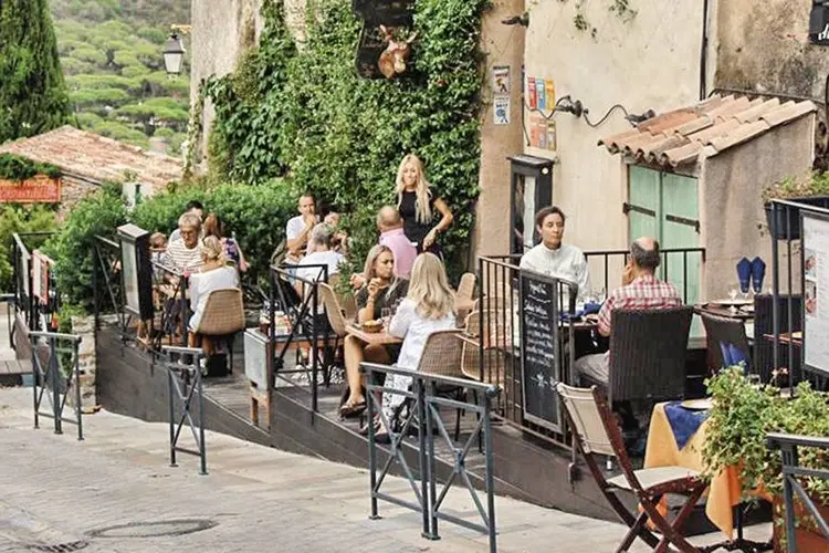 Ramatuelle: ruas em forma de caracol evidenciam as varandas floridas e os restaurantes locais com cardápio na porta (Divulgação/Divulgação)