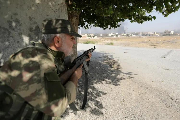 Soldado apoiado pela Turquia na Síria: debandada americana libertou terroristas do Isis (Khalil Ashawi/Reuters Brazil)