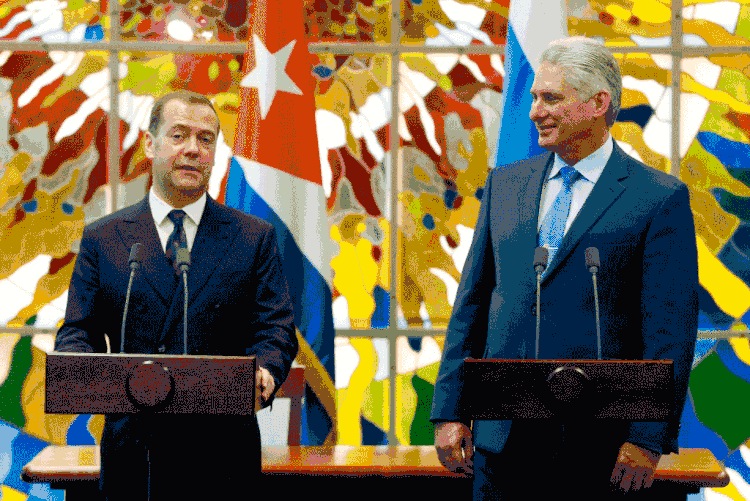 Dimitri Medvedev e Miguel Díaz-Canel, presidente de Cuba: "Cuba é nosso parceiro e aliado de confiança" (AFP/AFP)