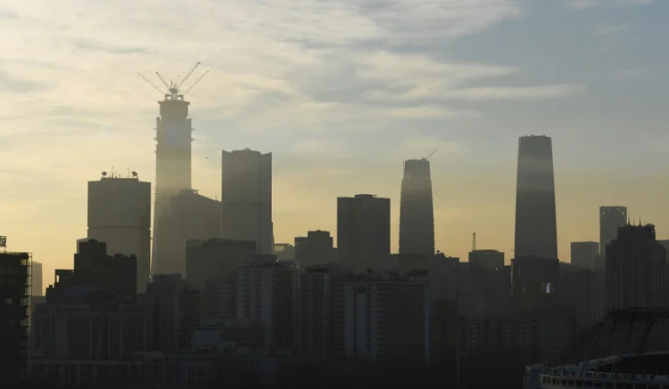 China: Os níveis atuais de PM2,5 - pequenas partículas que podem penetrar profundamente nos pulmões - em Pequim ainda são quatro vezes maiores do que os recomendados pela Organização Mundial da Saúde (Jing Xuan TENG/AFP)