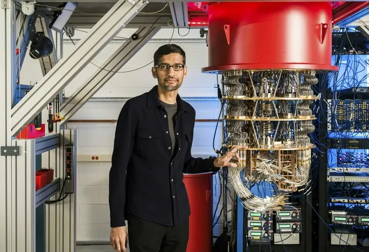 Ciência Quântica: O CEO Sundar Pichai posa com um dos computadores quânticos da Google, no estado americano da Califórnia (AFP/AFP)