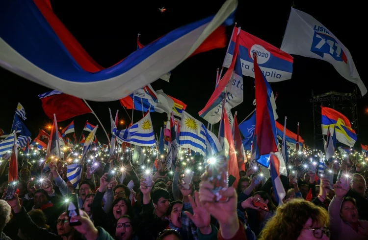 Uruguai: Simpatizantes do candidato da Frente Ampla (esquerda) Daniel Martinez em um ato de encerramento de campanha em Montevidéu, em 23 de outubro de 2019 (Mauricio RABUFFETTI/AFP)