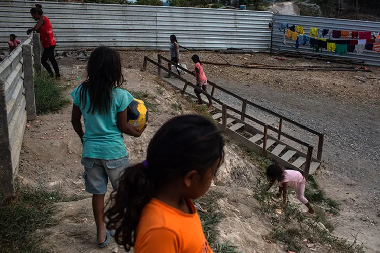 Crianças de grupo indígena venezuelano brincam em abrigo da ONU em Pacaraima, Brasil. (Victor Moriyama/Getty Images)