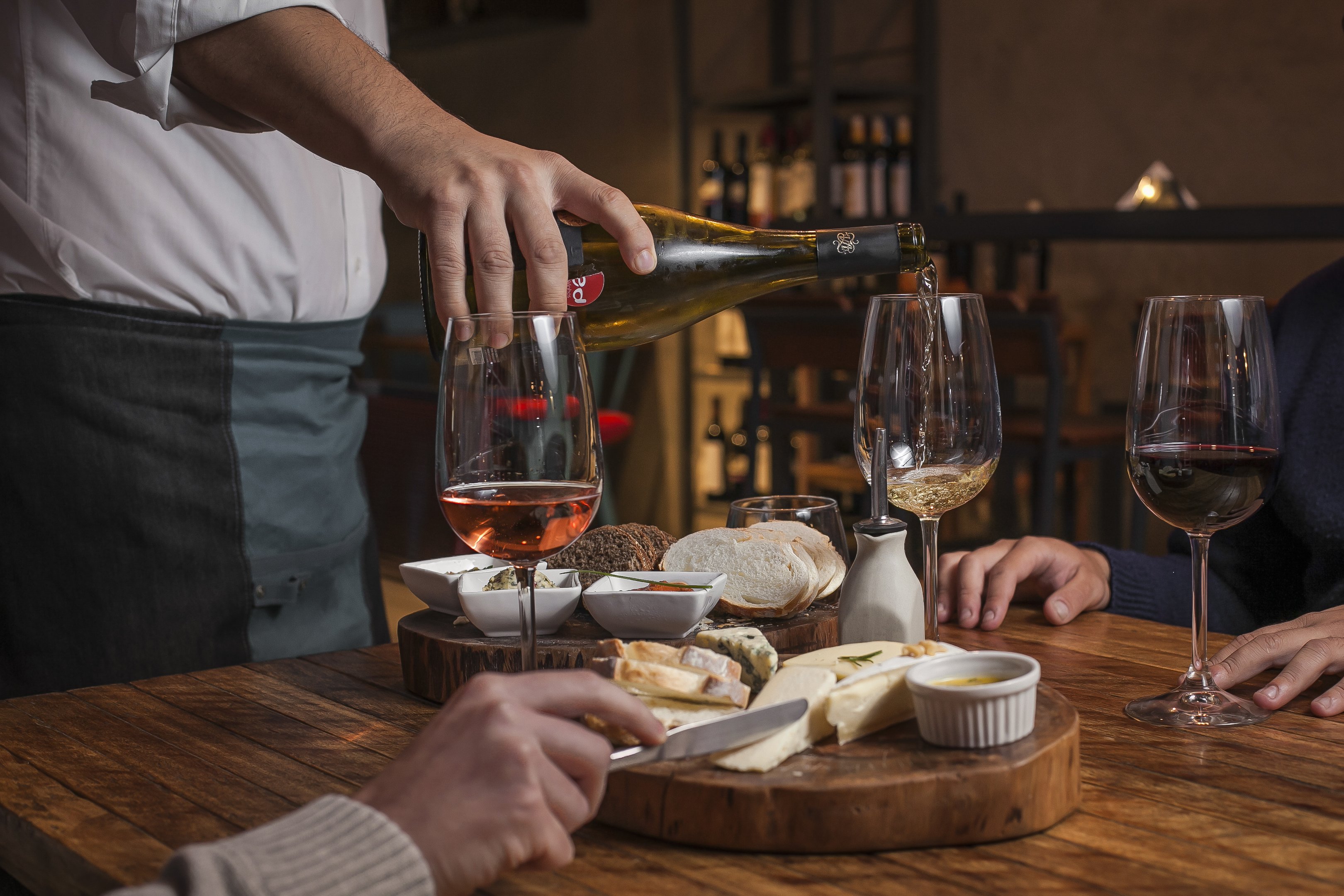 Bares de vinhos chamam a atenção por informalidade e bons preços