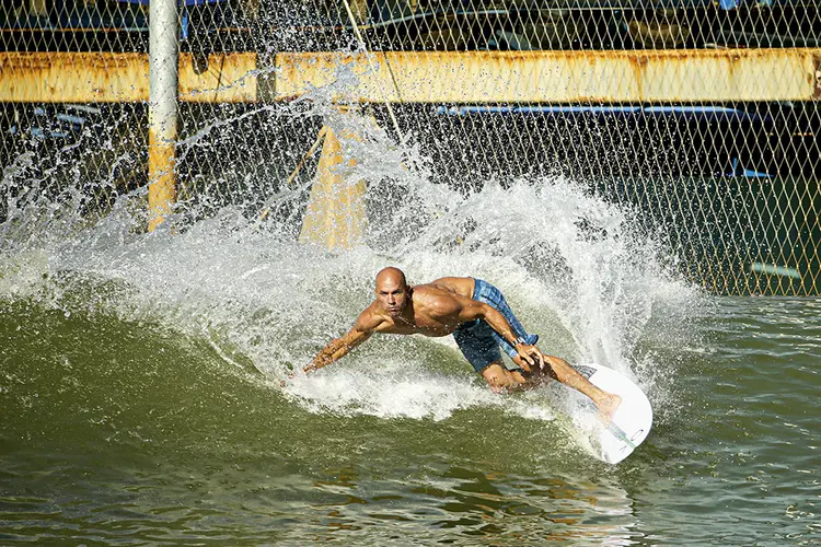 Kelly Slater no Surf Ranch, em Lemoore: ondas artificiais não dependem do tempo e exigem mais técnica dos competidores  (Jeff Gross/Getty Images)