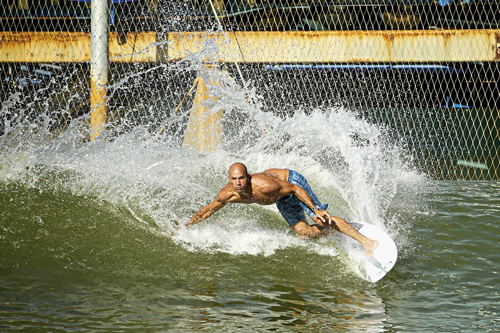 O maior nome da história do surfe se tornou o atleta mais velho a conquistar uma etapa do circuito mundial (Jeff Gross/Getty Images)