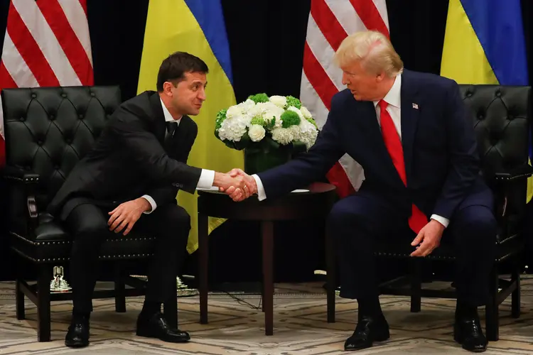 Volodymyr Zelenskiy, da Ucrânia, e Donald Trump, dos Estados Unidos: teor de ligação entre os líderes pode derrubar o mandatário norte-americano (Jonathan Ernst/Reuters)