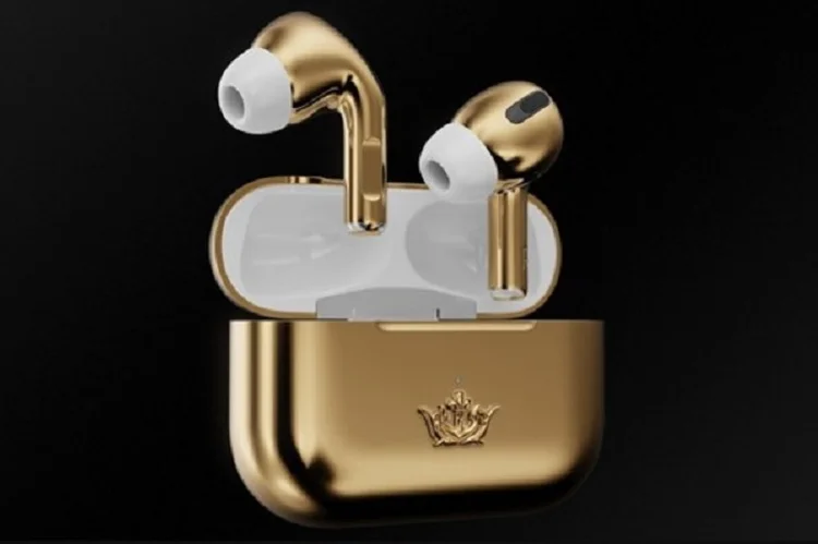 AirPods Pro de ouro: fone de ouvido é customizado com corpo de ouro 18 quilates (Caviar/Divulgação)