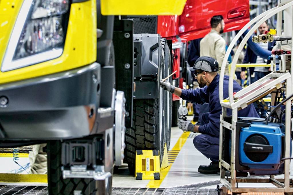 Volvo retoma 2º turno em linha de caminhões de fábrica no Paraná