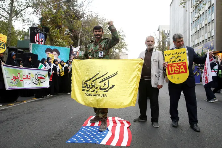 Protestos: manifestantes protestam contra os Estados Unidos no Irã (Nazanin Tabatabaee/Reuters)